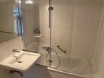 Badezimmer mit Duschbadewanne
