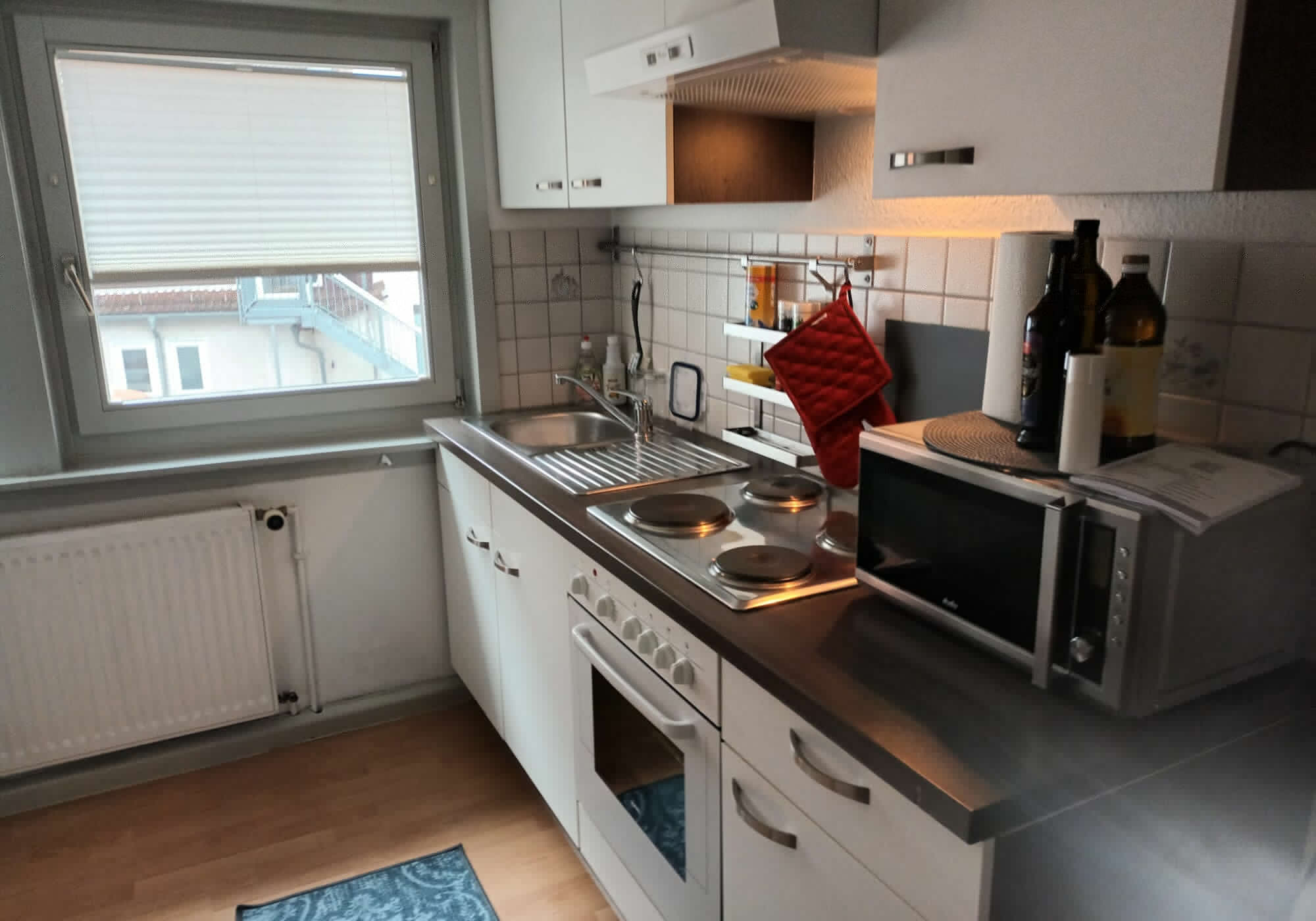 voll ausgestattete Küche und je Wohnung ein Essplatz mit ausreichend Stühlen