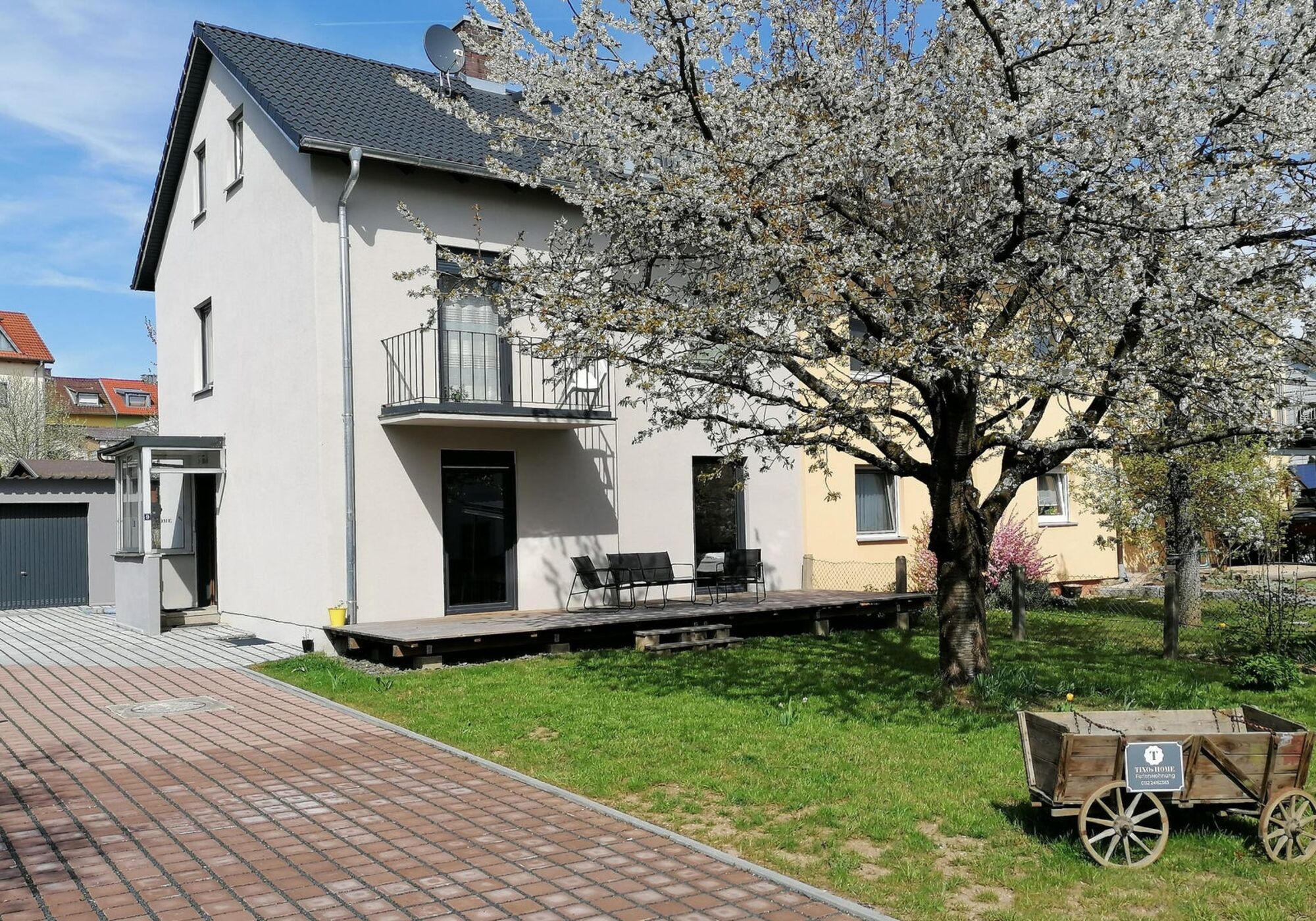 Hausansicht mit Terrasse und Garten