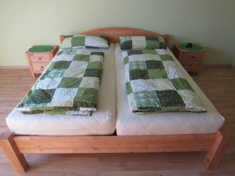 Doppelbett im grossen Schlafzimmer