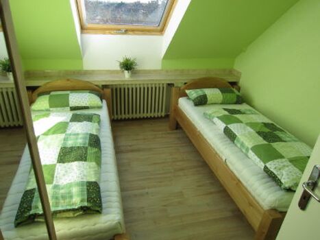 kleines Schlafzimmer mit zwei Einzelbetten