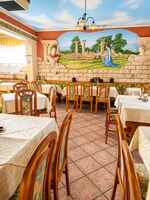 Unser Restaurant ist mittwochs bis freitags und sonntags ab 17:30 Uhr geöffnet. Wir bieten Speisen wie Pizza ab 7 € und Fleischgerichte Gyros mit Pommes und Salat ab 14.30€ an