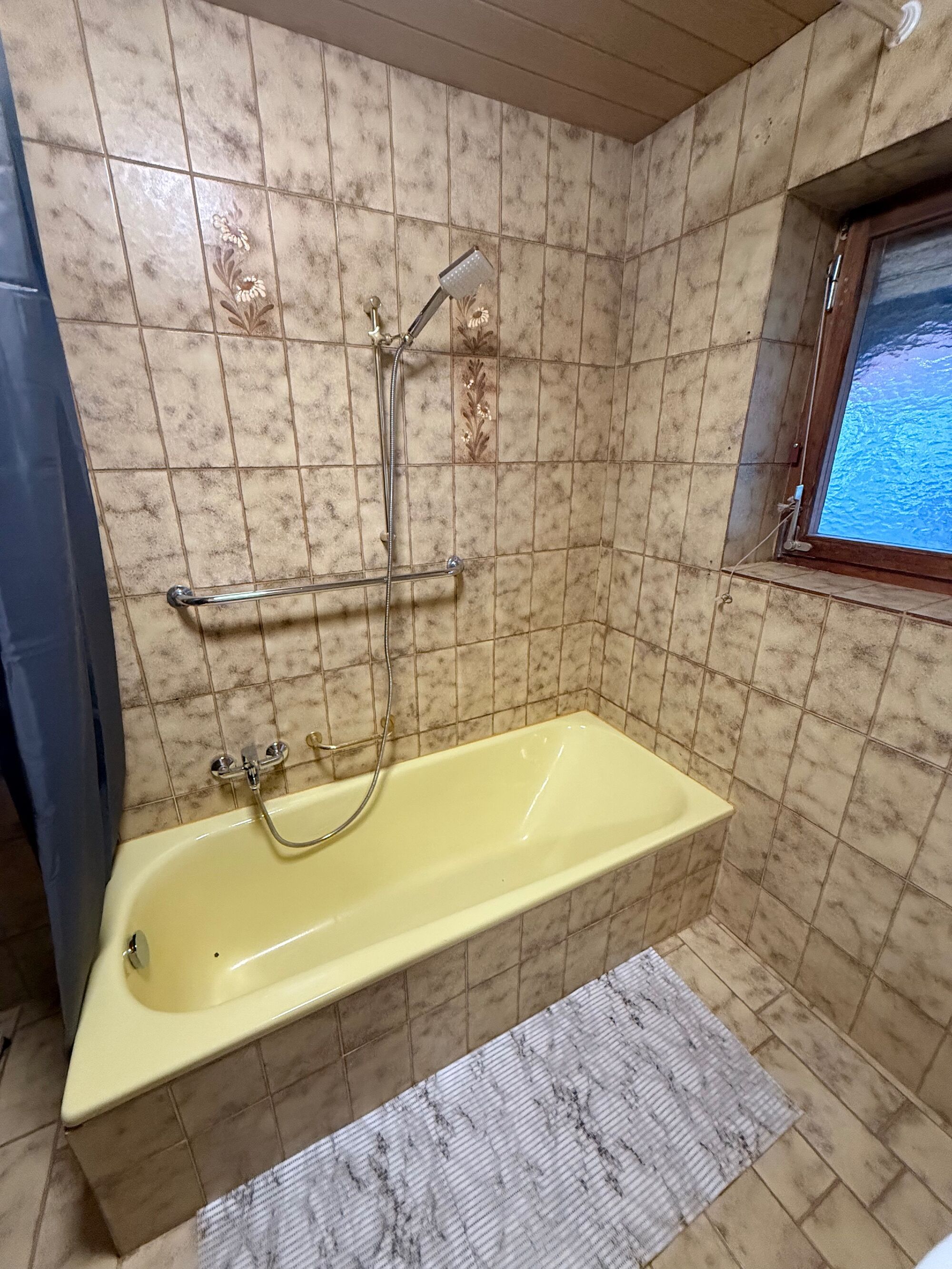 Badezimmer mit Badewanne