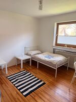Zimmer 8 (2 Betten) - Schreibtisch, Kleiderstange und Kommode
