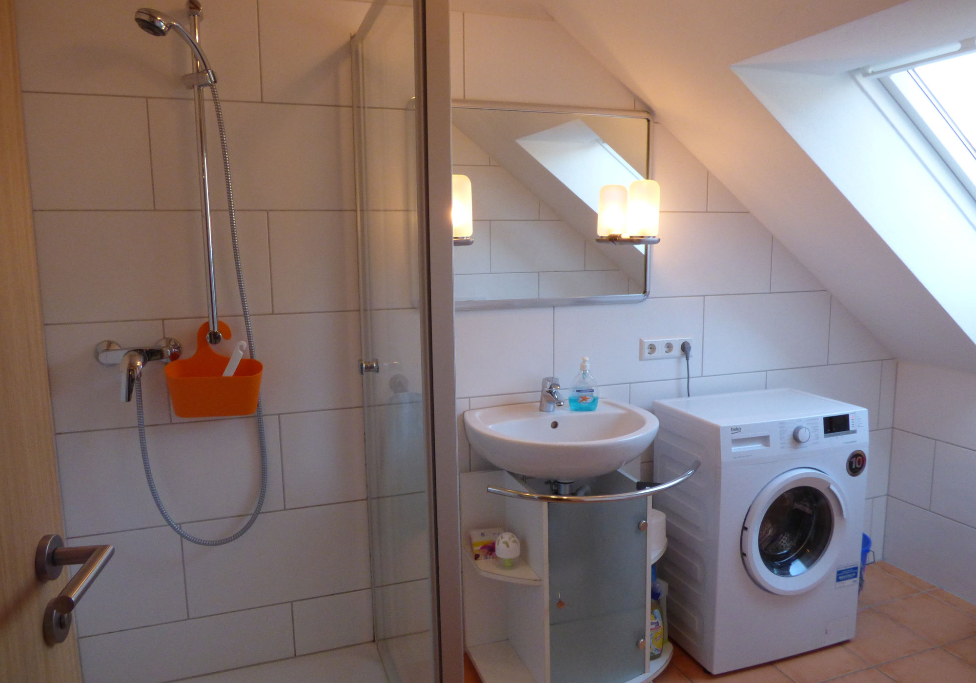 WG 1: Badezimmer mit Dusche, WC und Waschmaschine