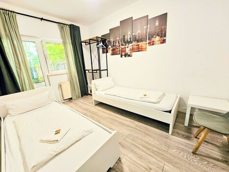 AMB Stays 4-Zimmerwohnung Zwei-WC/Bad, Terrasse, Parkplatz, Max. 7 Pers.