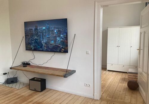 Wohnzimmer mit SmartTV und Netflix