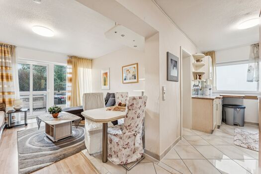 Großes Apartment (02) im EG, Blick auf Küche und Wohn-/Essbereich mit Schlafmöglichkeiten