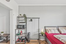 Praktisches Regal & Bett – kompakt und funktional eingerichtet