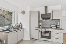 Moderne Einbauküche – Herd, Backofen, Kühlschrank & Dunstabzug inklusive