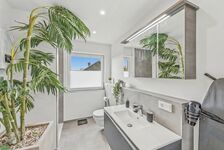 Badezimmer mit Dusche – Vollausstattung für längere Aufenthalte