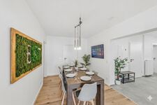 Gemeinsamer Essbereich bis zu 14 Leute – Platz für das ganze Montageteam