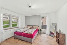 Helles Schlafzimmer mit Terrassenzugang – Erholung nach dem Arbeitstag