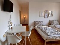 Zentral & im Grünen – moderne Balkonwohnung nahe Wien Bild 1