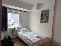 Moderne Einzel - und Doppelzimmer mit eigenem Bad und Gemeinschaftsküche Bild 1