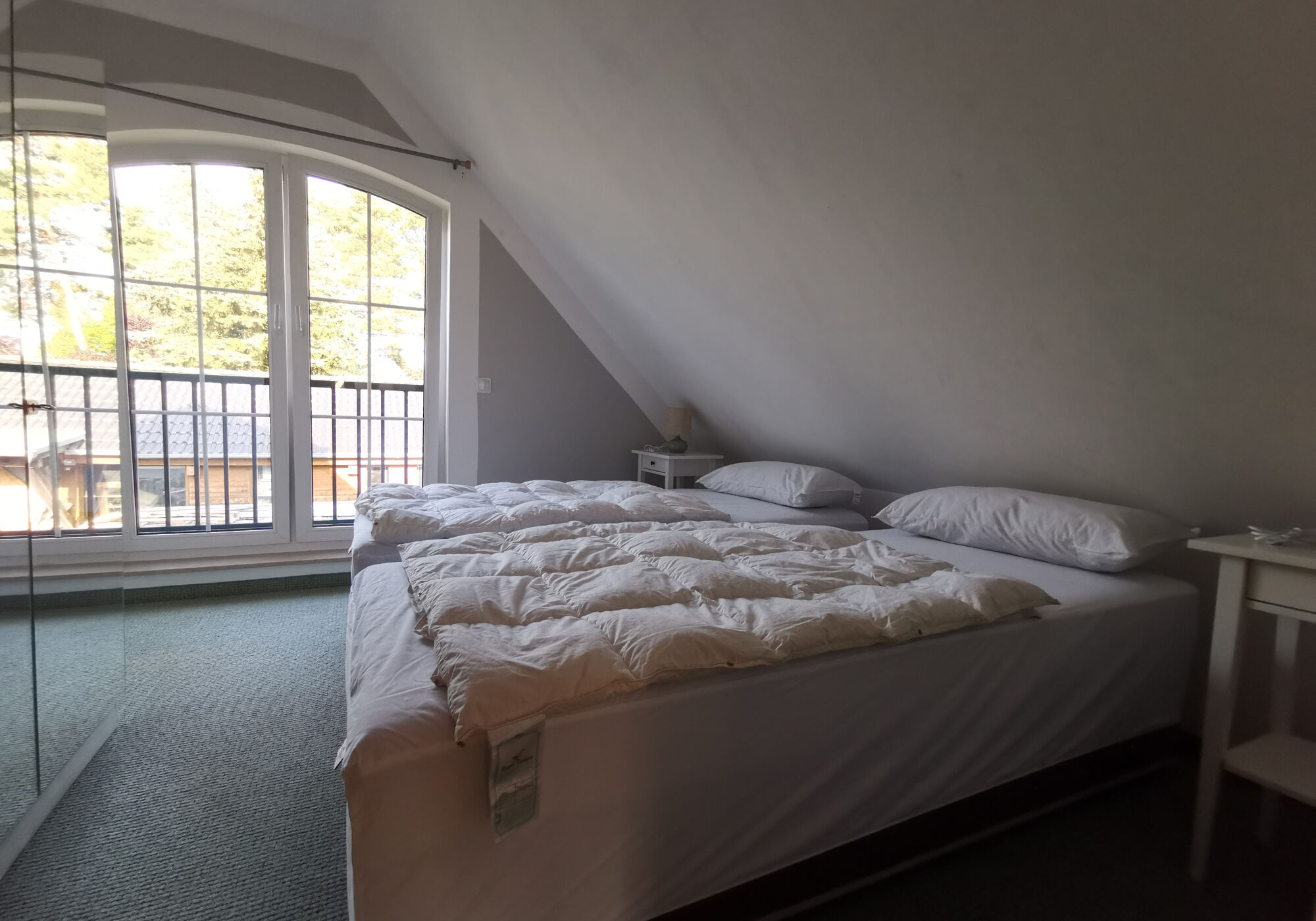 Schlafzimmer mit zwei 90er Polsterbetten 