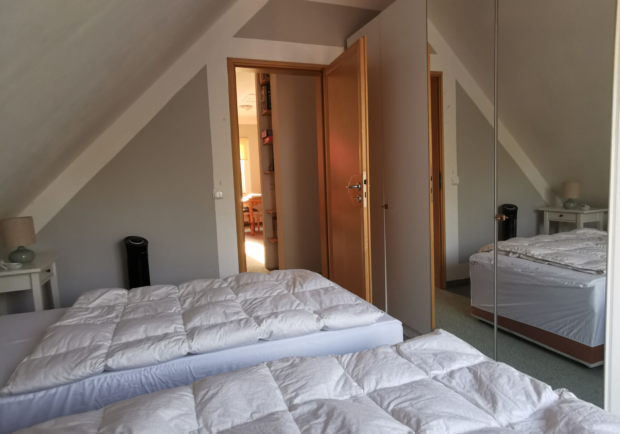 Schlafzimmer mit zwei 90er Polsterbetten 