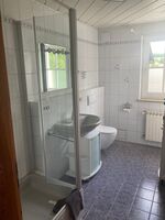 Bad mit Dusche und WC