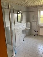 Bad mit Dusche und WC