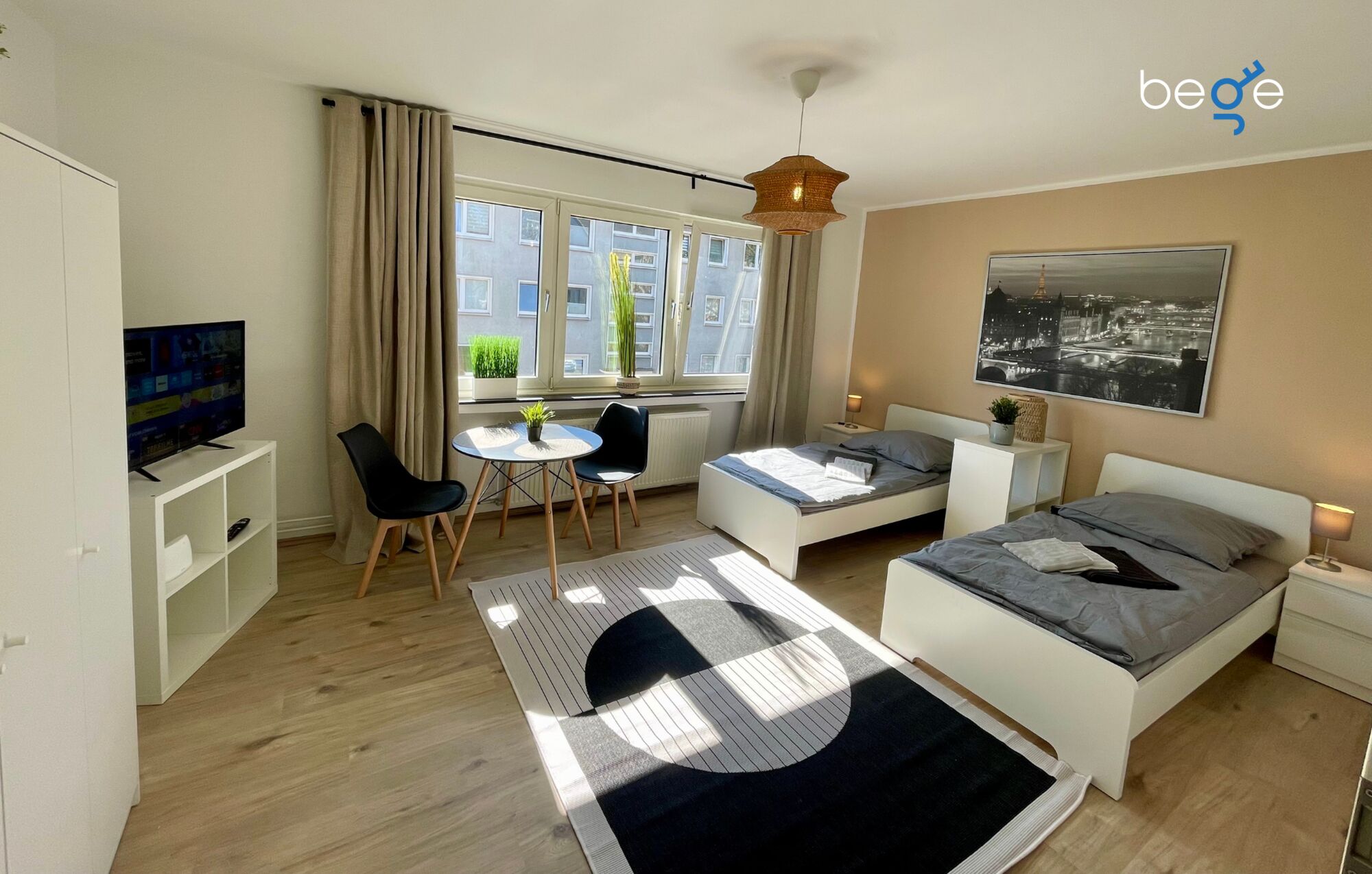 Schlafzimmer 1 mit zwei Einzelbetten, Sitzecke und Smart TV 
