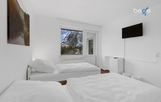 Schlafzimmer 1 mit zwei Einzelbetten, Sitzecke und Smart TV