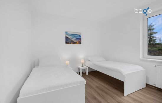 Schlafzimmer 2 mit zwei Einzelbetten, Sitzecke und Smart TV