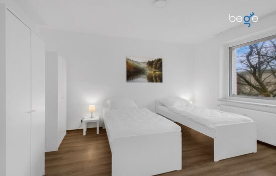 Schlafzimmer 1 mit zwei Einzelbetten, Sitzecke und Smart TV