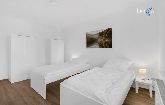 Schlafzimmer 1 mit zwei Einzelbetten, Sitzecke und Smart TV