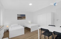 Schlafzimmer 3 mit zwei Einzelbetten, Sitzecke und Smart TV