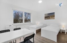 Schlafzimmer 3 mit zwei Einzelbetten, Sitzecke und Smart TV