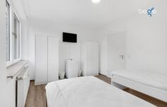 Schlafzimmer 2 mit zwei Einzelbetten, Sitzecke und Smart TV