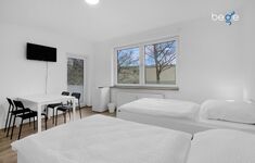 Schlafzimmer 3 mit zwei Einzelbetten, Sitzecke und Smart TV