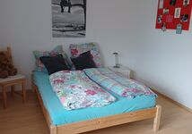 Schlafzimmer mit Bett (140x200)