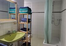 Badezimmer mit Dusche und Waschmaschine