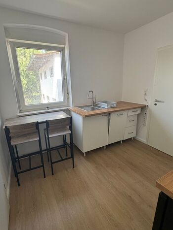 Küche mit Spüle und Geschirrspüler 