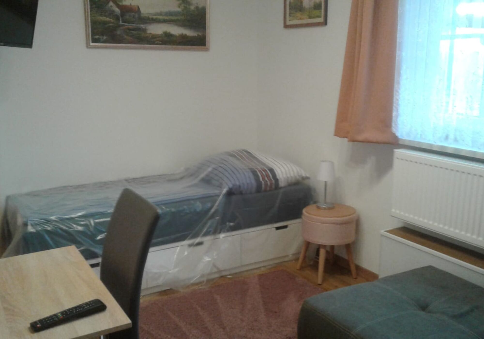 rötliches Zimmer (meist mit grünem Zimmer vermietet)