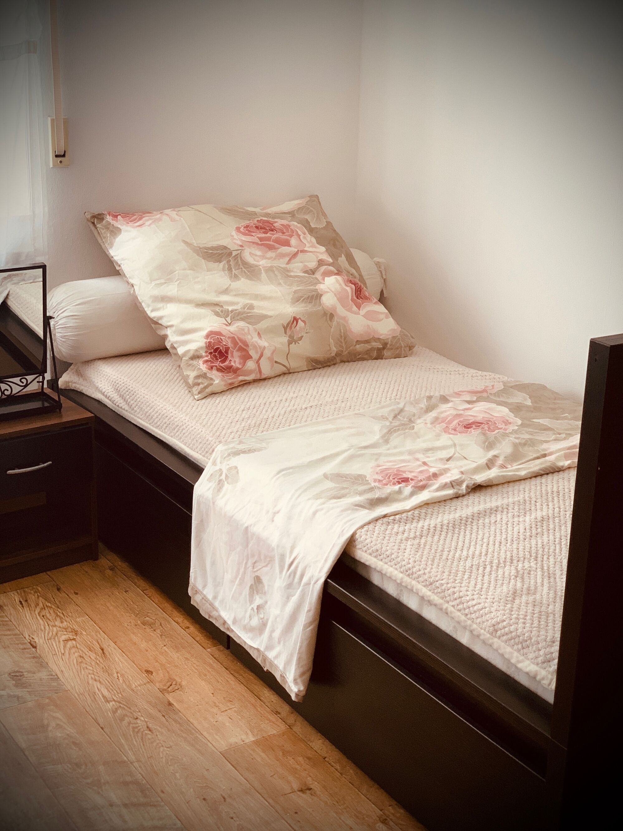 Schlafzimmer mit Doppelbett und Einzelbett