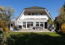 Haus von hinten mit der Loggia des Einzelzimmer und einem der Doppelzimmer