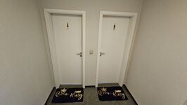 Eingang zu den Gemeinschaft Toiletten