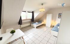 Schlafzimmer 2 mit zwei Einzelbetten, Sitzecke und Smart TV