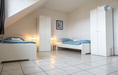Schlafzimmer 2 mit zwei Einzelbetten, Sitzecke und Smart TV