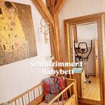 Babybett im großen Schlafzimmer auf Wunsch