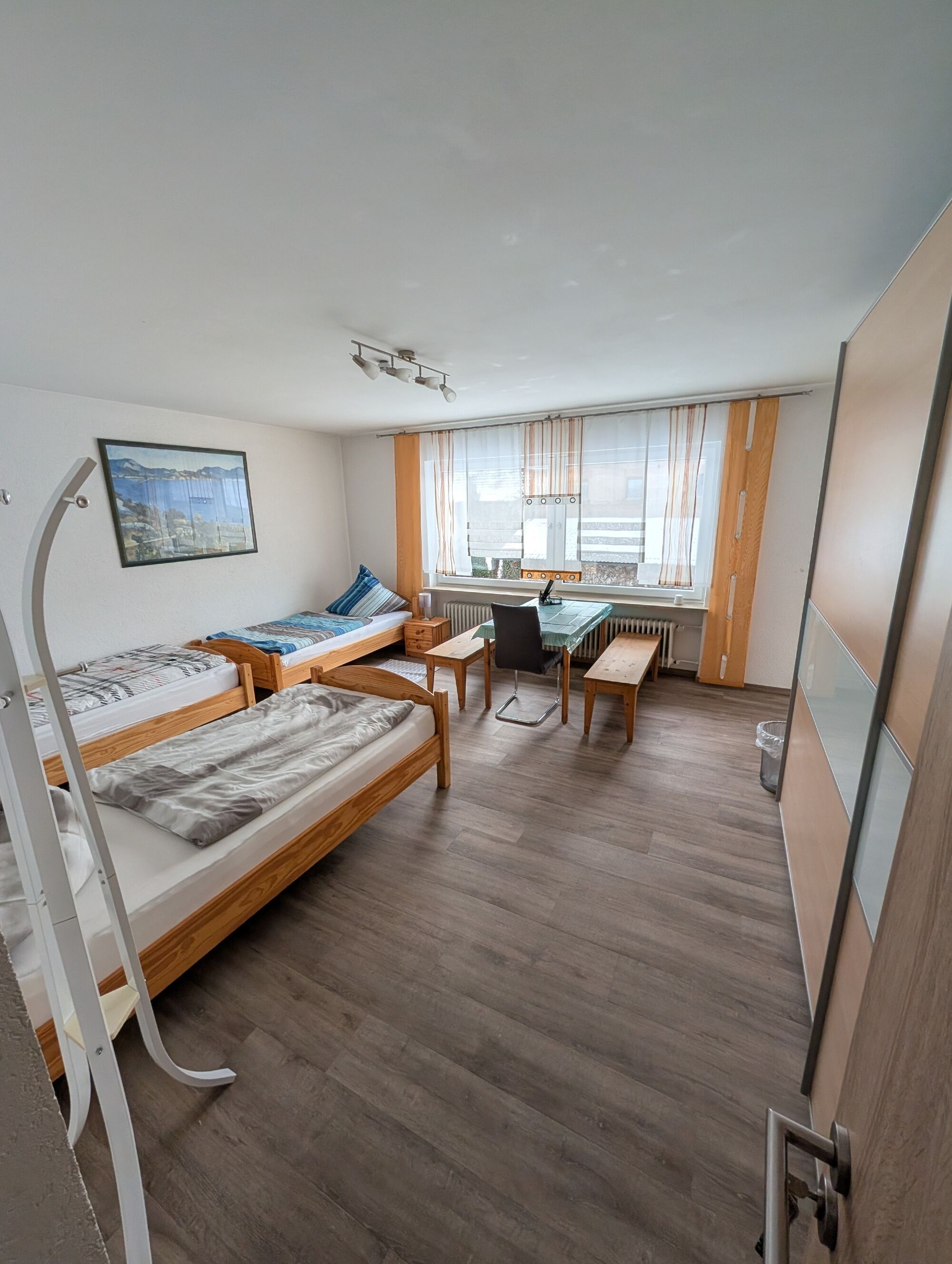 Mehrbettzimmer mit Balkonzugang