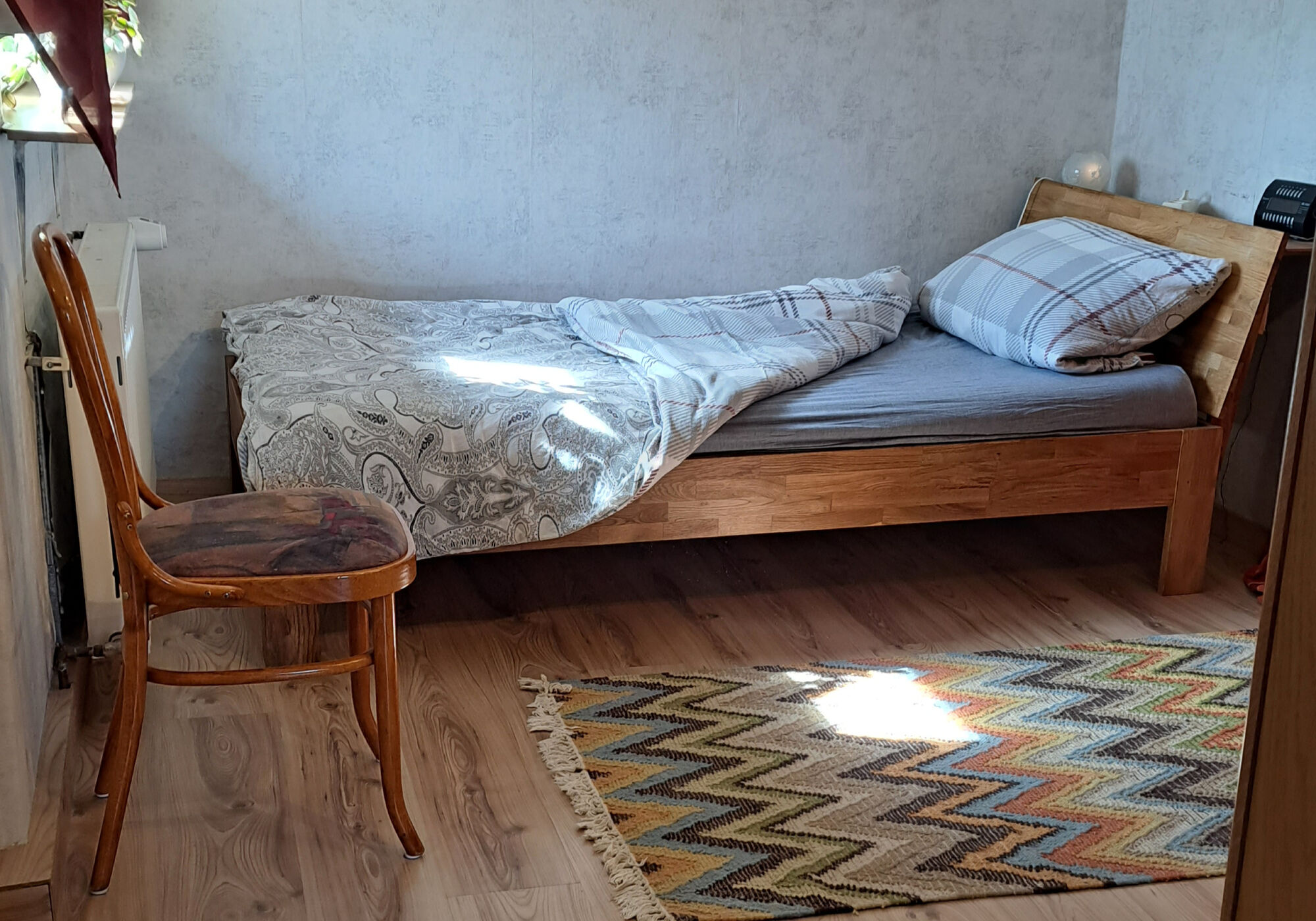 Das Schlafzimmer mit großem Schrank