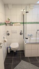 Bad mit Badewanne und Duchabtrennung