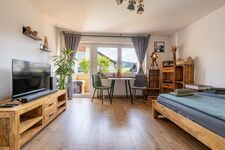 Wohnraum mit Doppelbett und Smart-TV