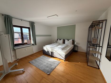 LeMa Wohnen – 3BR Apartment | 5 Beds + Sofa | Central Höchstadt Bild 3