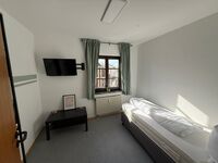 LeMa Wohnen – 3BR Apartment | 5 Beds + Sofa | Central Höchstadt Bild 6