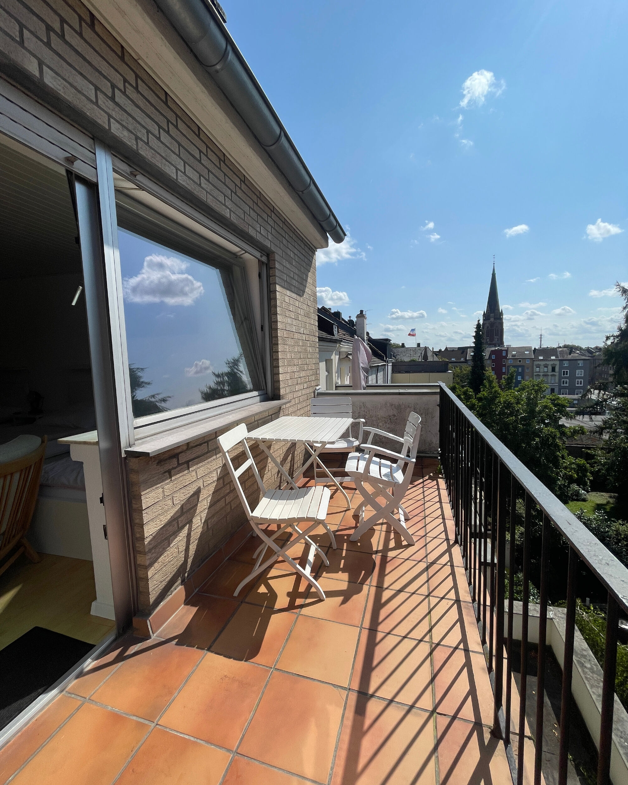 großer Balkon mit ausreichend Sitzgelegenheit