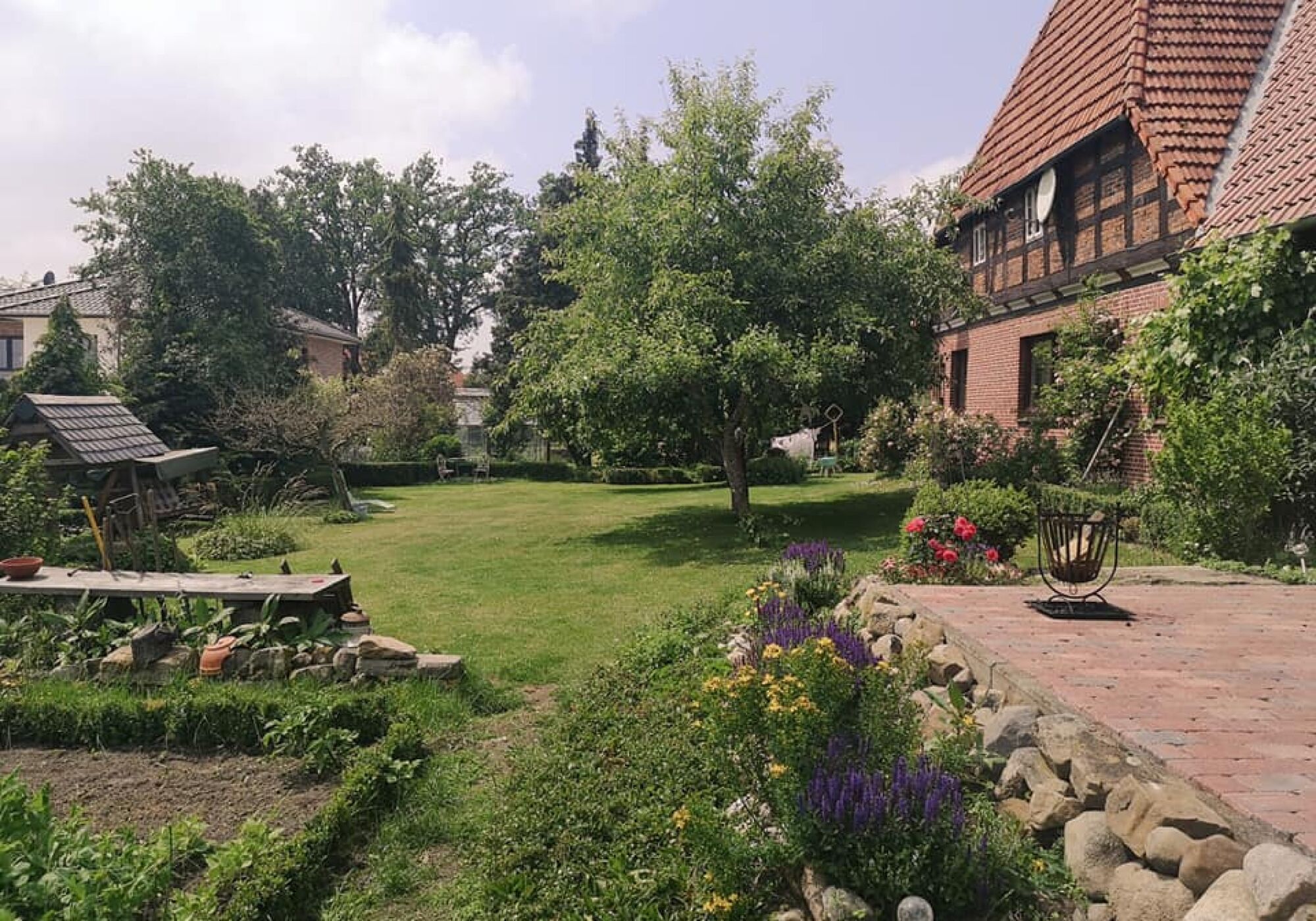 Der Garten ist sehr groß und bietet neben einer Terrasse mit Outdoorküche viele Rückzugsmöglichkeiten.